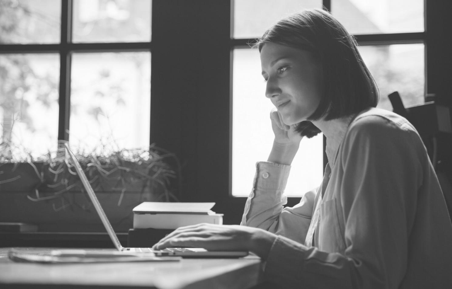 sorvexalinaq Team bei der Arbeit an digitalen Budgetierungslösungen