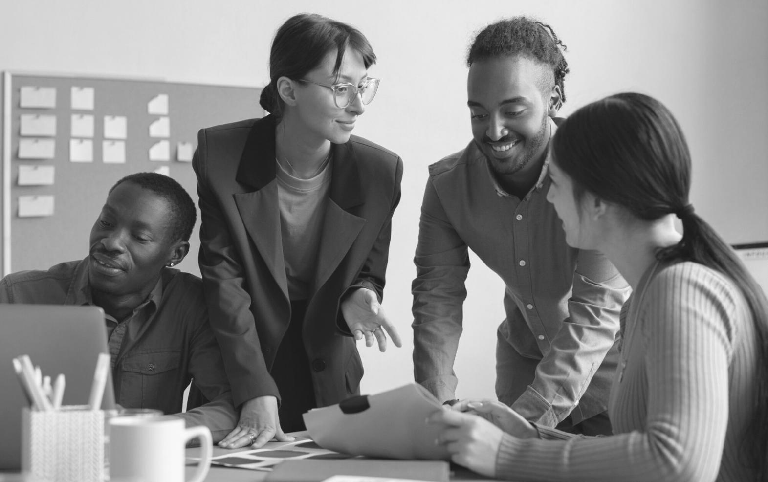 Arbeitsplatz mit Finanzplanungsunterlagen und digitalem Tablet